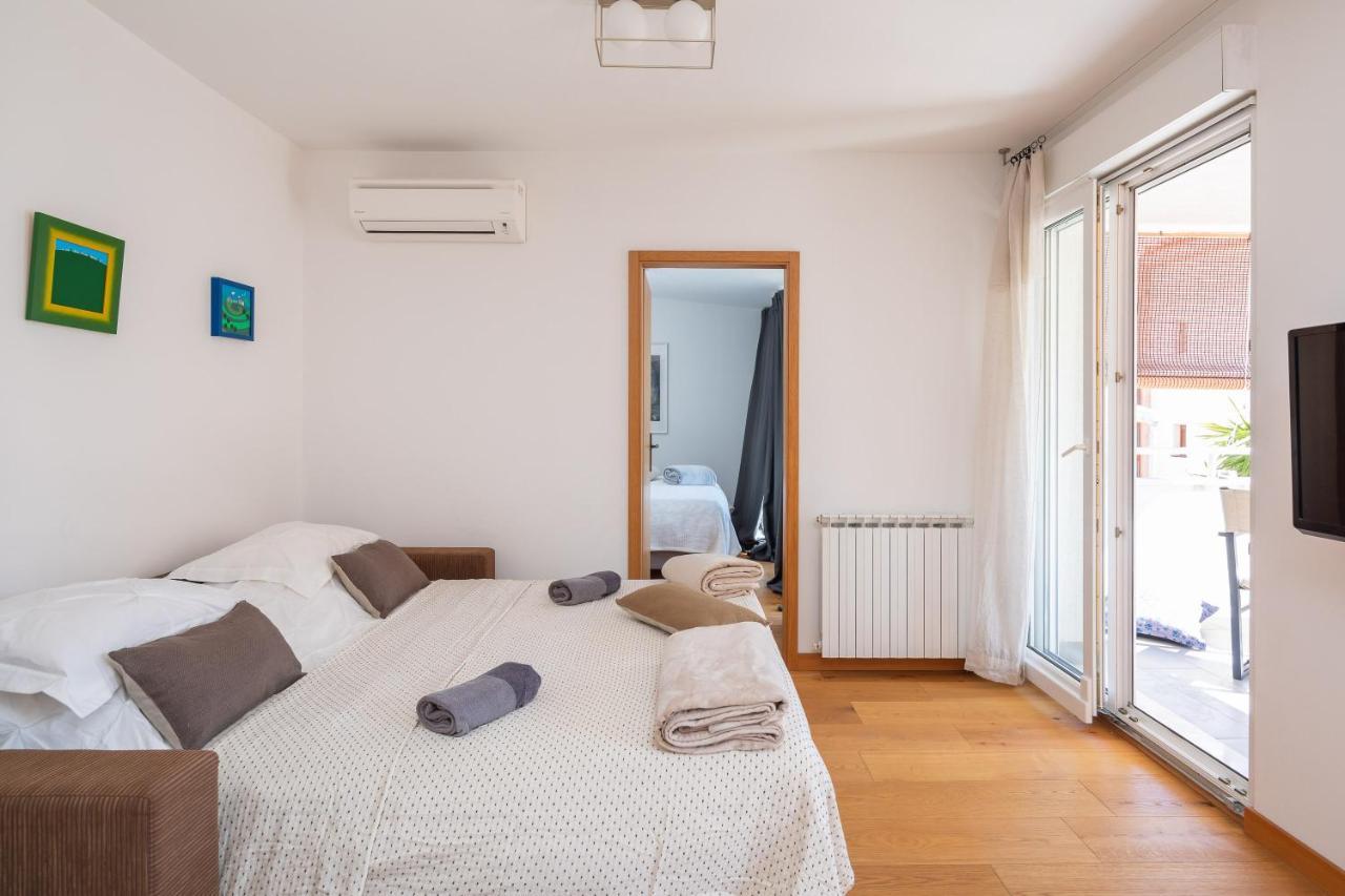 Modern Apt With Terrace 4 Min Walk To The Beach Split Exterior photo